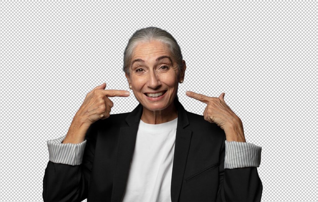 Жена се усмихва уверено и сочи красивите си зъби.